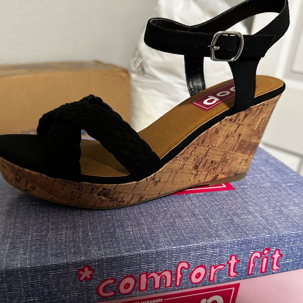 Black wedges